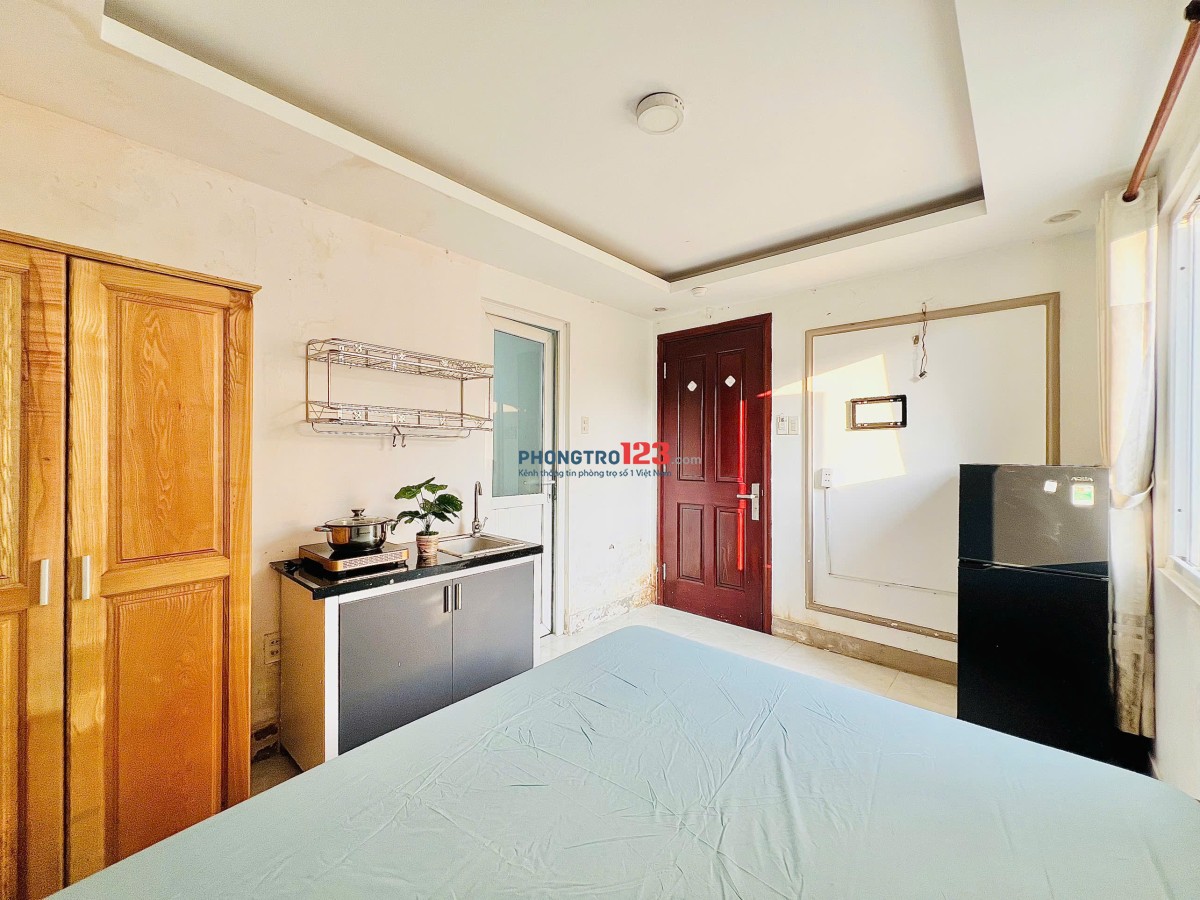 PHÒNG CỬA SỔ TRỜI CÓ THANG MÁY GẦN CÔNG VIÊN LÀNG HOA