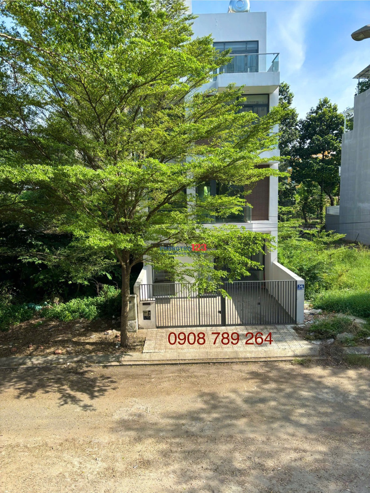 Cho thuê Nhà phố Cát Lái 7x17 1 trệt 3 lầu 4pn 4wc 17tr ở được ngay, đường 12m xe hơi đậu trong sân