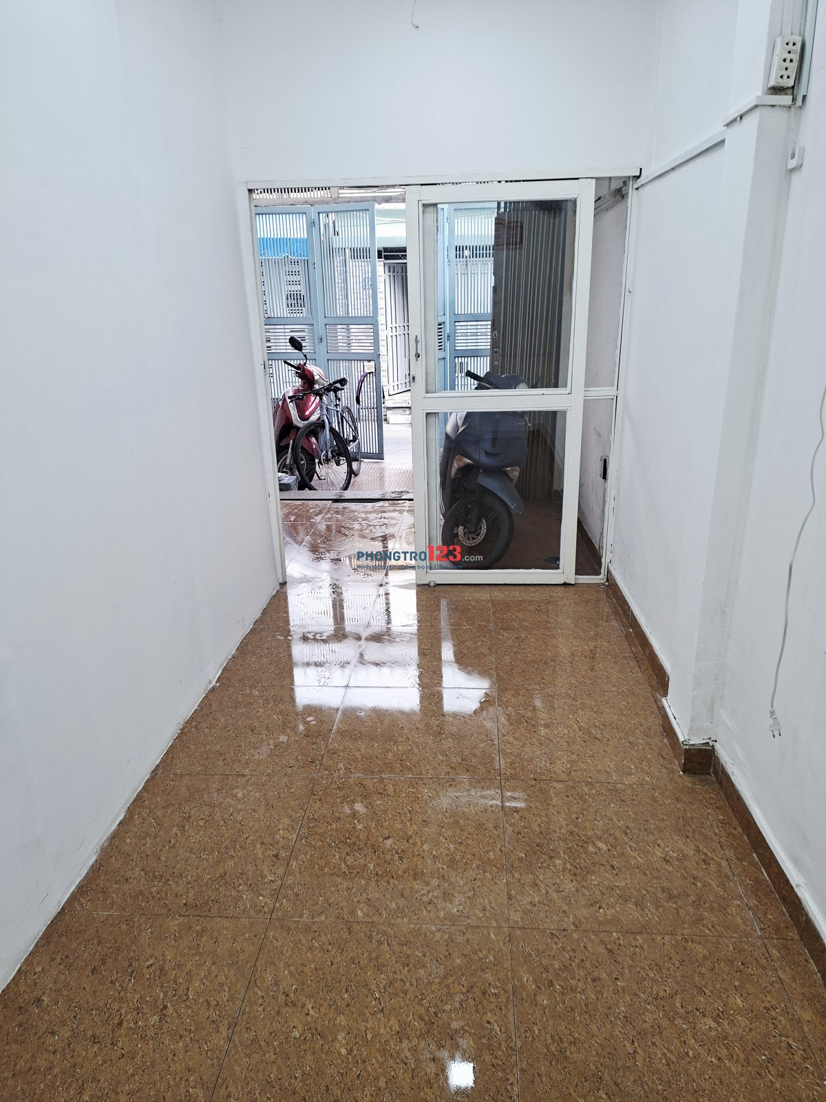 Cho Thuê mặt bằng Q10, ngay trường học, 3tr7