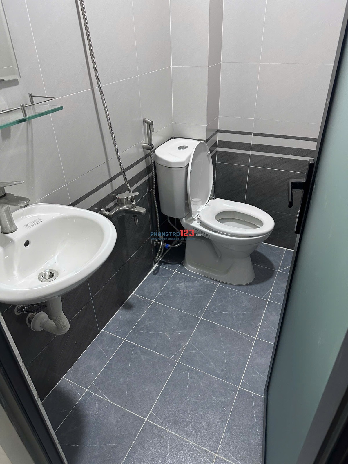 Cho thuê nhà nguyên căn 2lầu.mới keng 100%.2 phòng 3tolet.10tr500