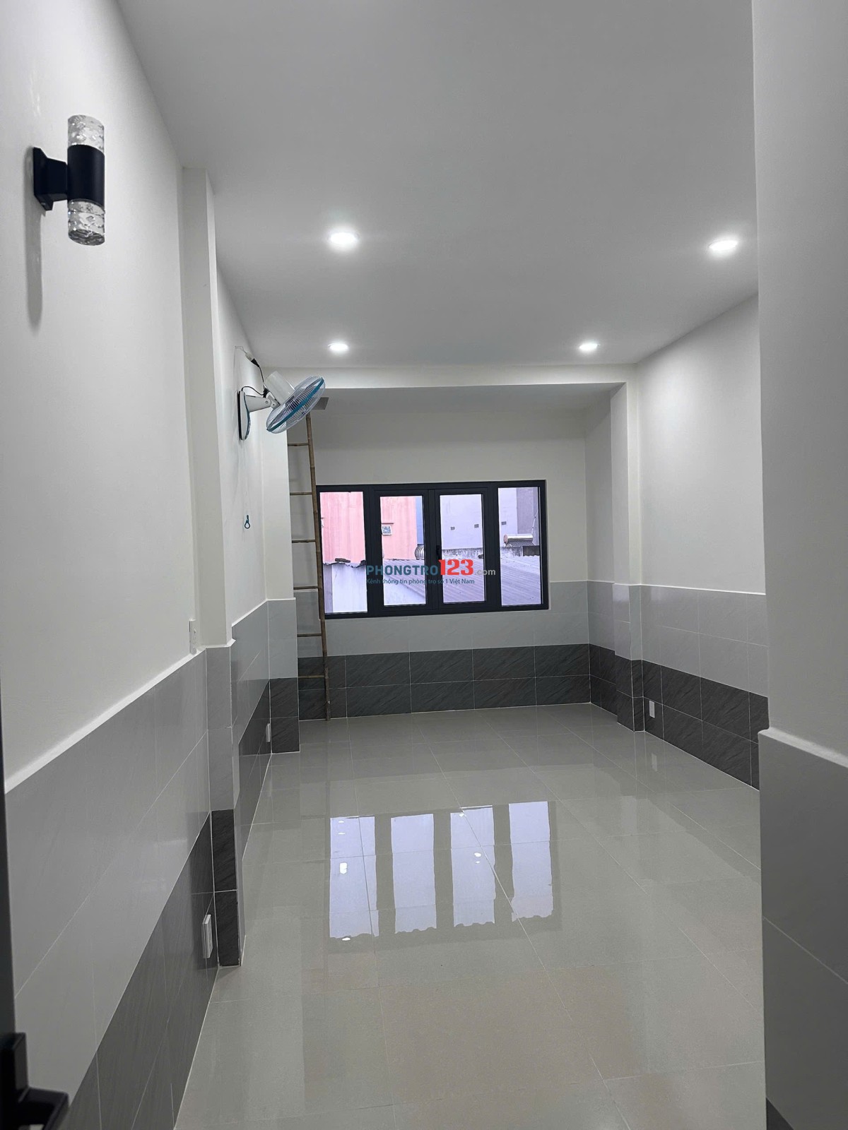Cho thuê nhà nguyên căn 2lầu.mới keng 100%.2 phòng 3tolet.10tr500