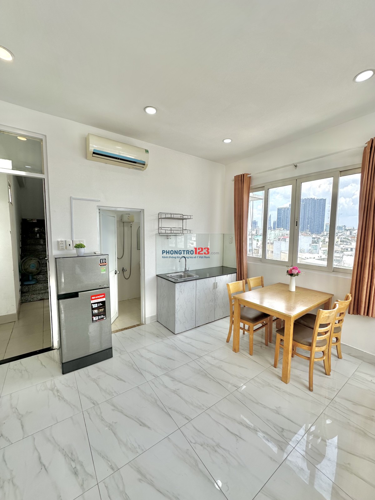 Phòng ban công thoáng Nguyễn Hữu Cảnh gần Vinhomes