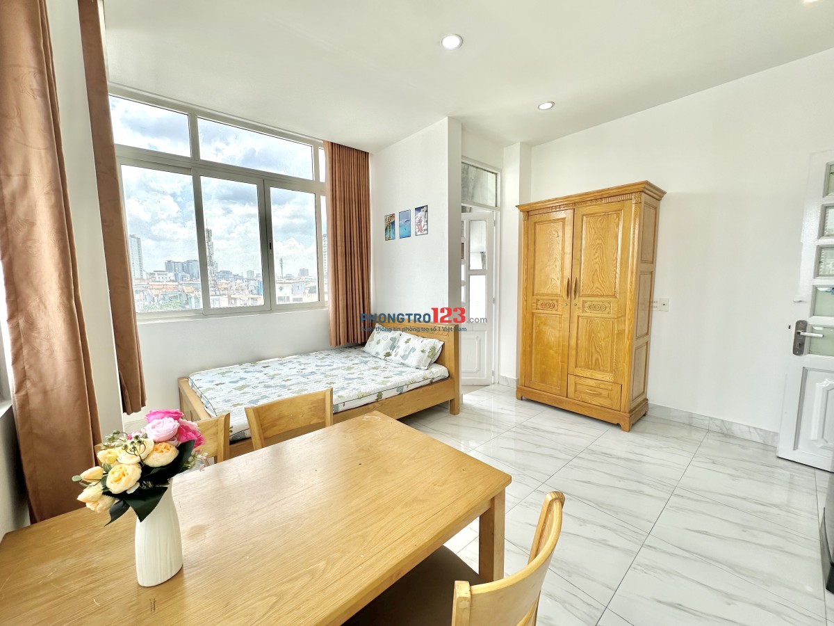 Phòng ban công thoáng Nguyễn Hữu Cảnh gần Vinhomes