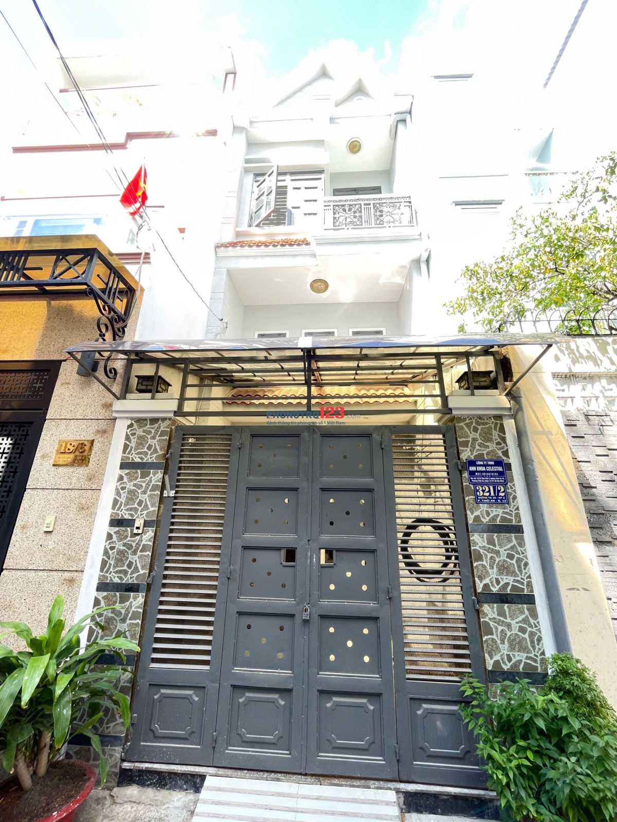 Nhà nguyên căn 2 tầng, 3 phòng ngủ, 3 WC hẻm xe hơi