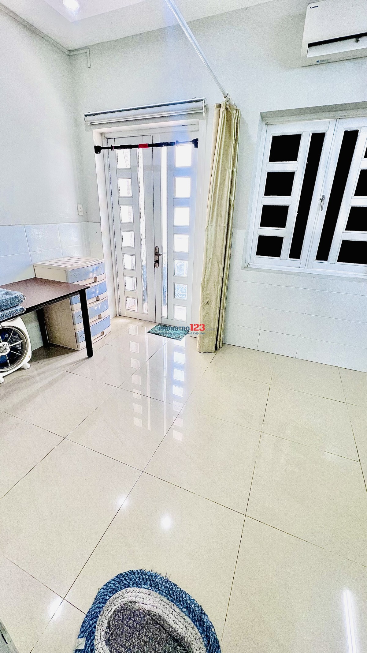 Cho Thuê Phòng Quận 1 có Cửa Sổ, Ban Công Lớn, FREE 1 xe máy, gần chợ Tân Định
