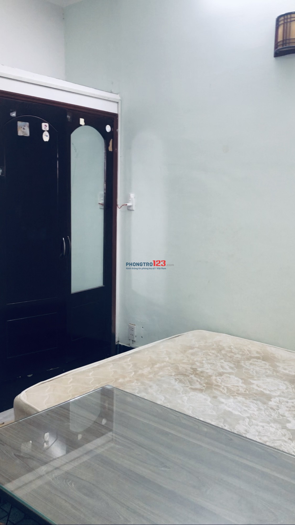 Phòng trọ số 4E bàu cát 1 dt 20m2 đầy đủ nội thất . Toillet riêng , máy lạnh , tủ lạnh …v.v..