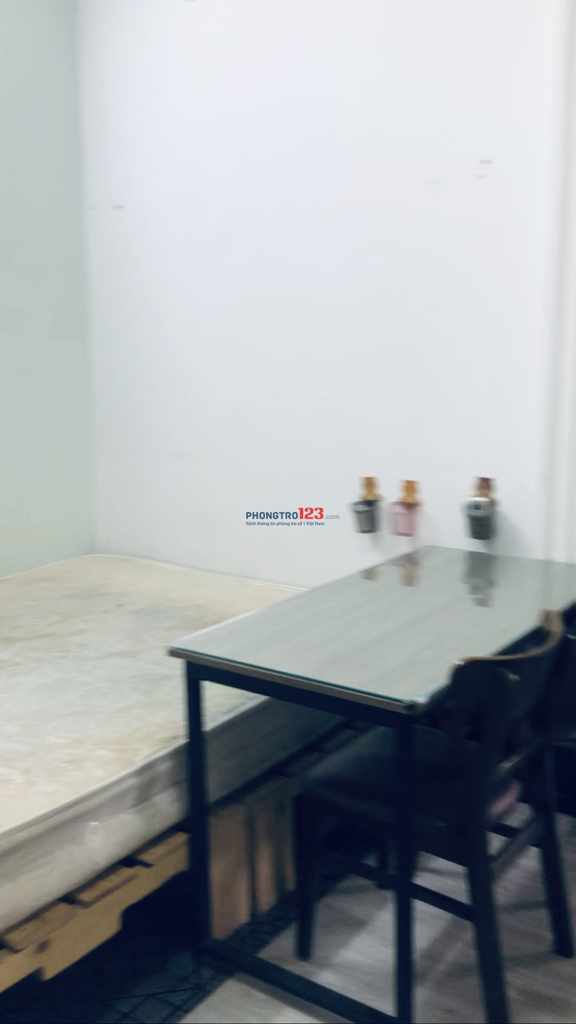 Phòng trọ số 4E bàu cát 1 dt 20m2 đầy đủ nội thất . Toillet riêng , máy lạnh , tủ lạnh …v.v..