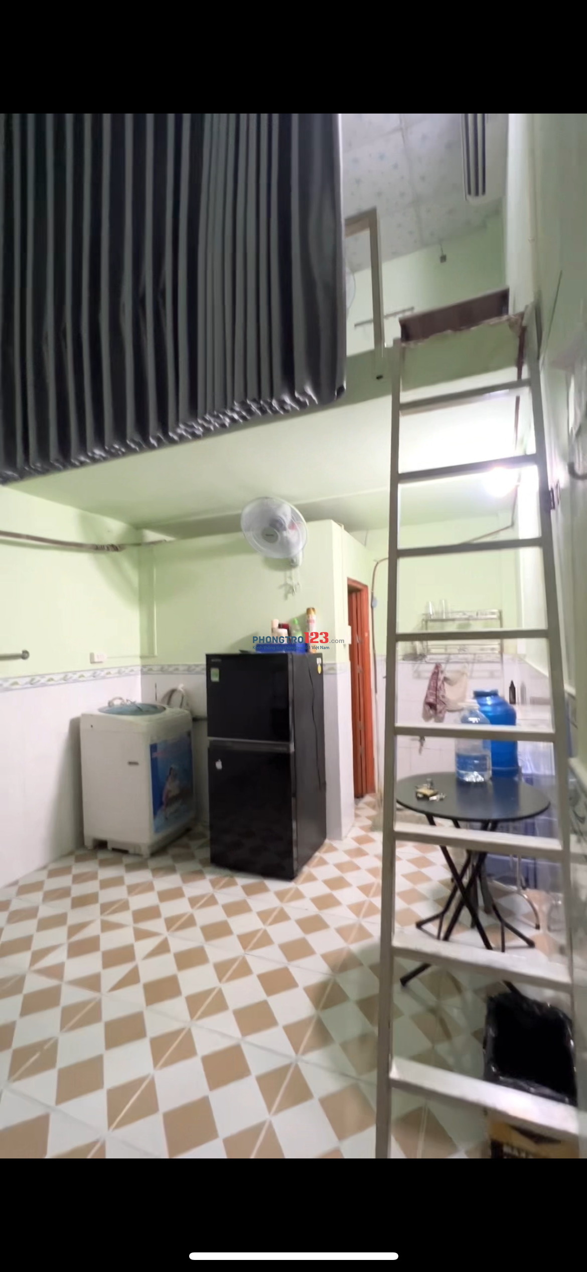 Phòng có gác đầy đủ nội thất (máy lạnh, tủ lạnh, máy giặt, quạt, nệm, bàn ghế,…)