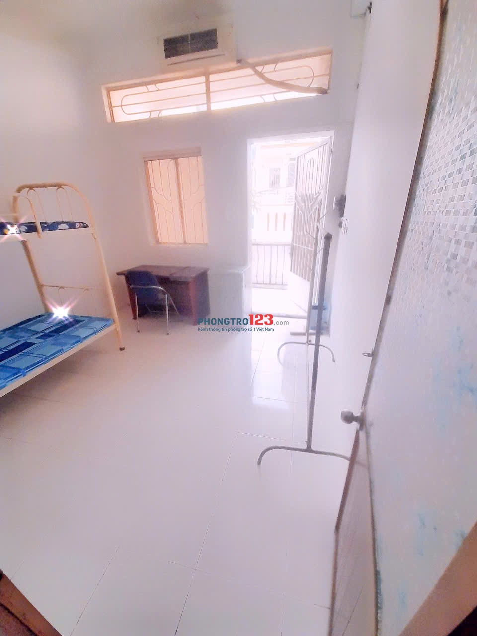 Phòng trọ trung tâm Quận 8, giá rẻ, đầy đủ nội thất, có ban công cửa sổ thoáng mát