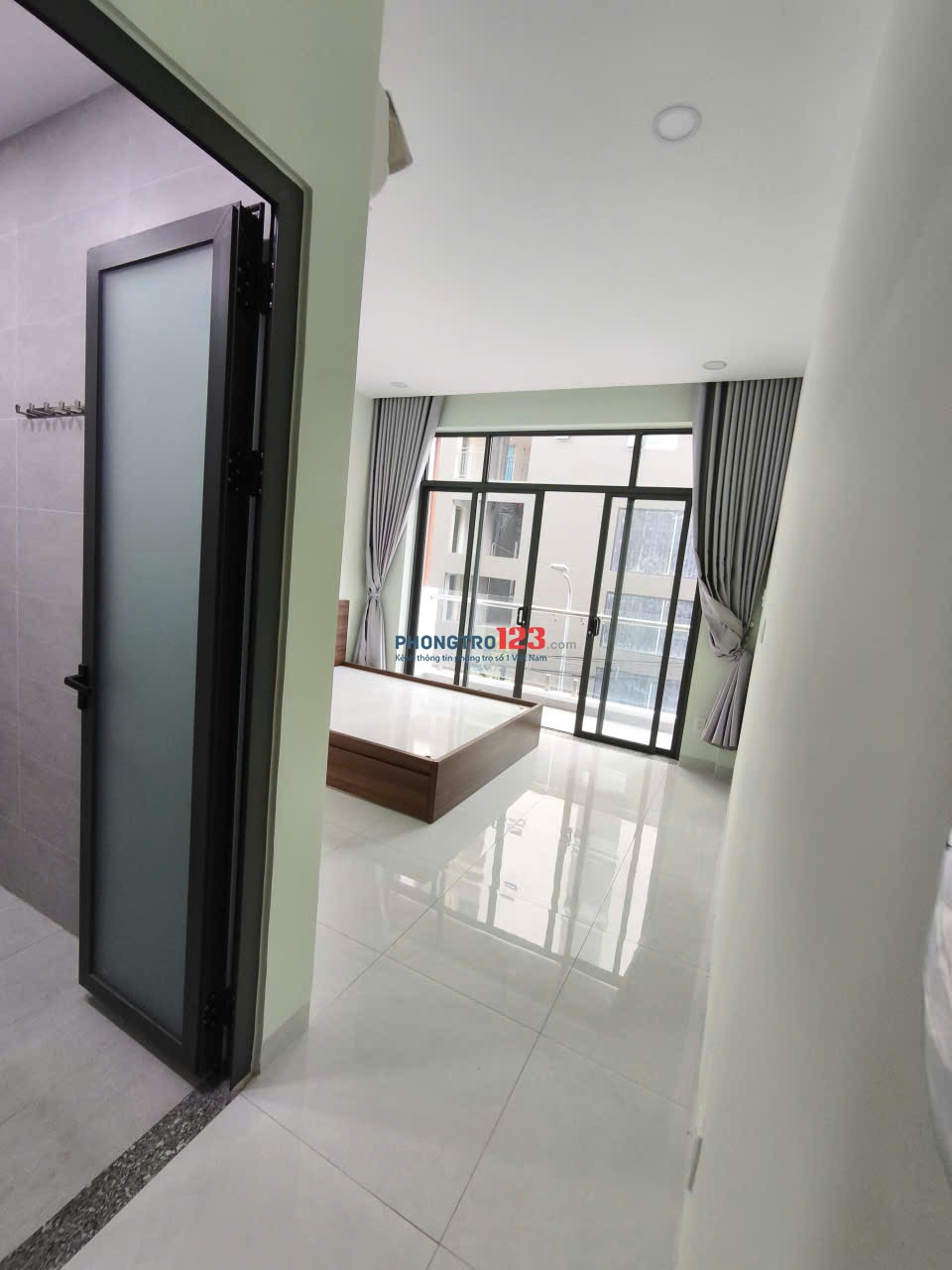 PHÒNG MỚI, SẠCH SẼ, AN NINH ĐẢM BẢO, BAN CÔNG RỘNG THOÁNG