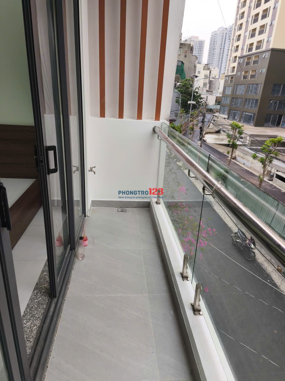 PHÒNG MỚI, SẠCH SẼ, AN NINH ĐẢM BẢO, BAN CÔNG RỘNG THOÁNG