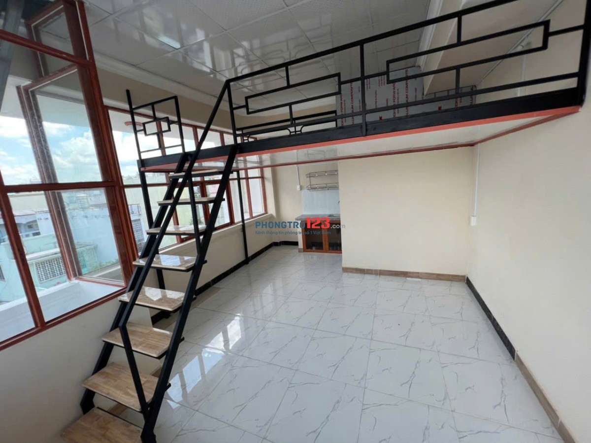 Căn Gác 30m2 Ban Công Rộng - Cửa Sổ Full Rèm Che - Thích Quảng Đức - Gần Phan Xích Long