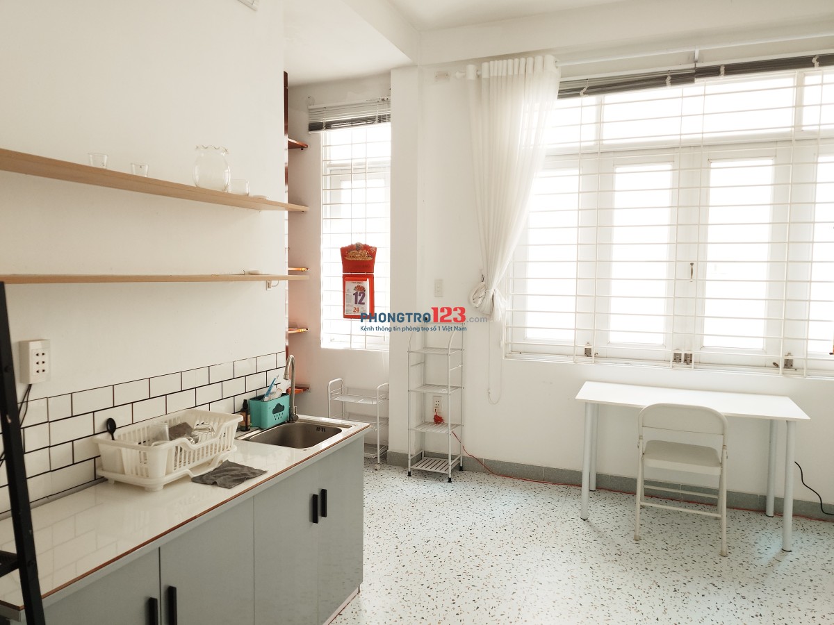 Phòng ban công riêng cửa sổ lớn 28m2 đầy đủ tiện ích; khu vực Trần Não - Lương Định Của.