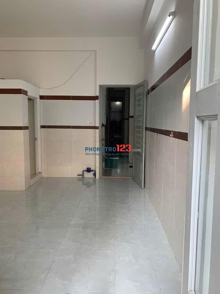 Pass phòng trọ Bancol ngay chung cư Khuông Việt, view chill buổi tối, thoáng mát, gần khu ăn uống.