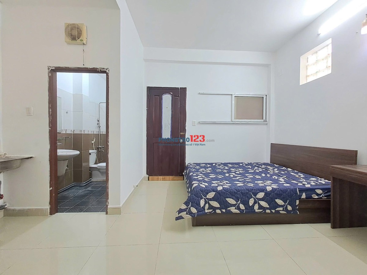 MẶT TIỀN ĐƯỜNG TRỐNG SẴN STUDIO NGAY CÔNG VIÊN LÀNG HOA CÓ NỘI THẤT CHỈ KÉO VALI ĐẾN Ở