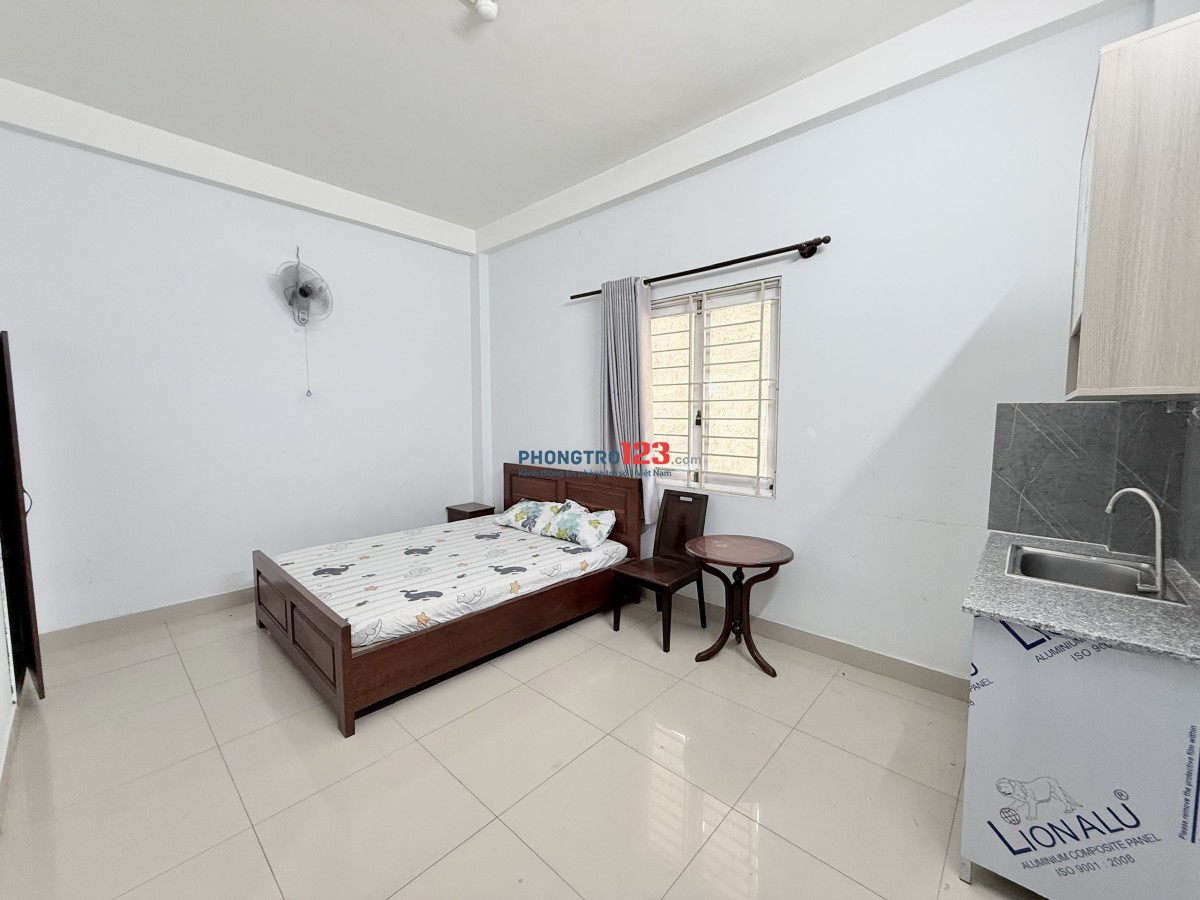 Chính chủ cho thuê FULL nội thất, rộng rãi - cửa sổ thoáng ngay Lê Văn Việt chỉ 200m