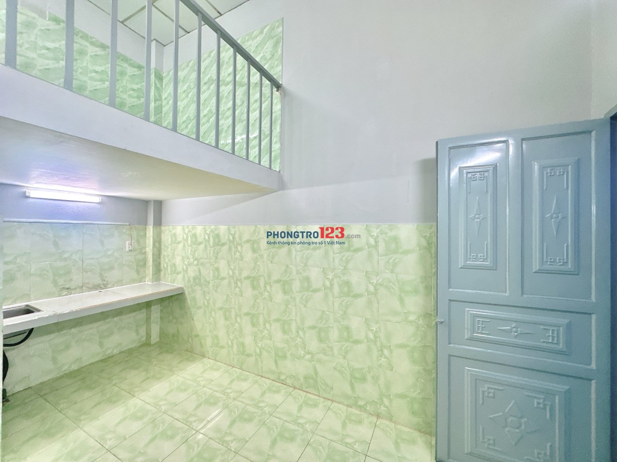 Gác cao, view ban công thoáng mát cách Học viện Bưu chính chỉ 750m, Hutech E, Lê Văn Việt