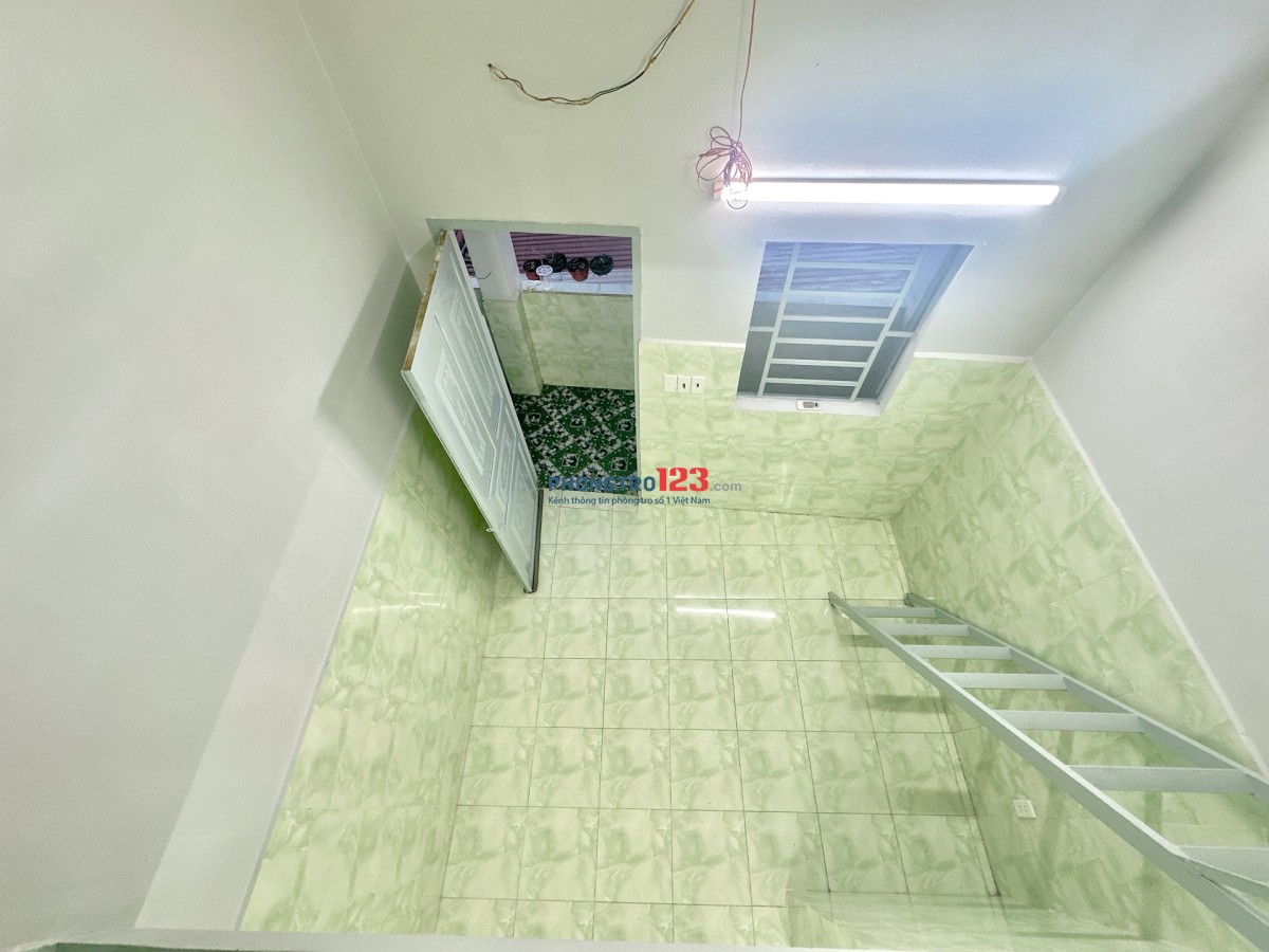 Gác cao, view ban công thoáng mát cách Học viện Bưu chính chỉ 750m, Hutech E, Lê Văn Việt