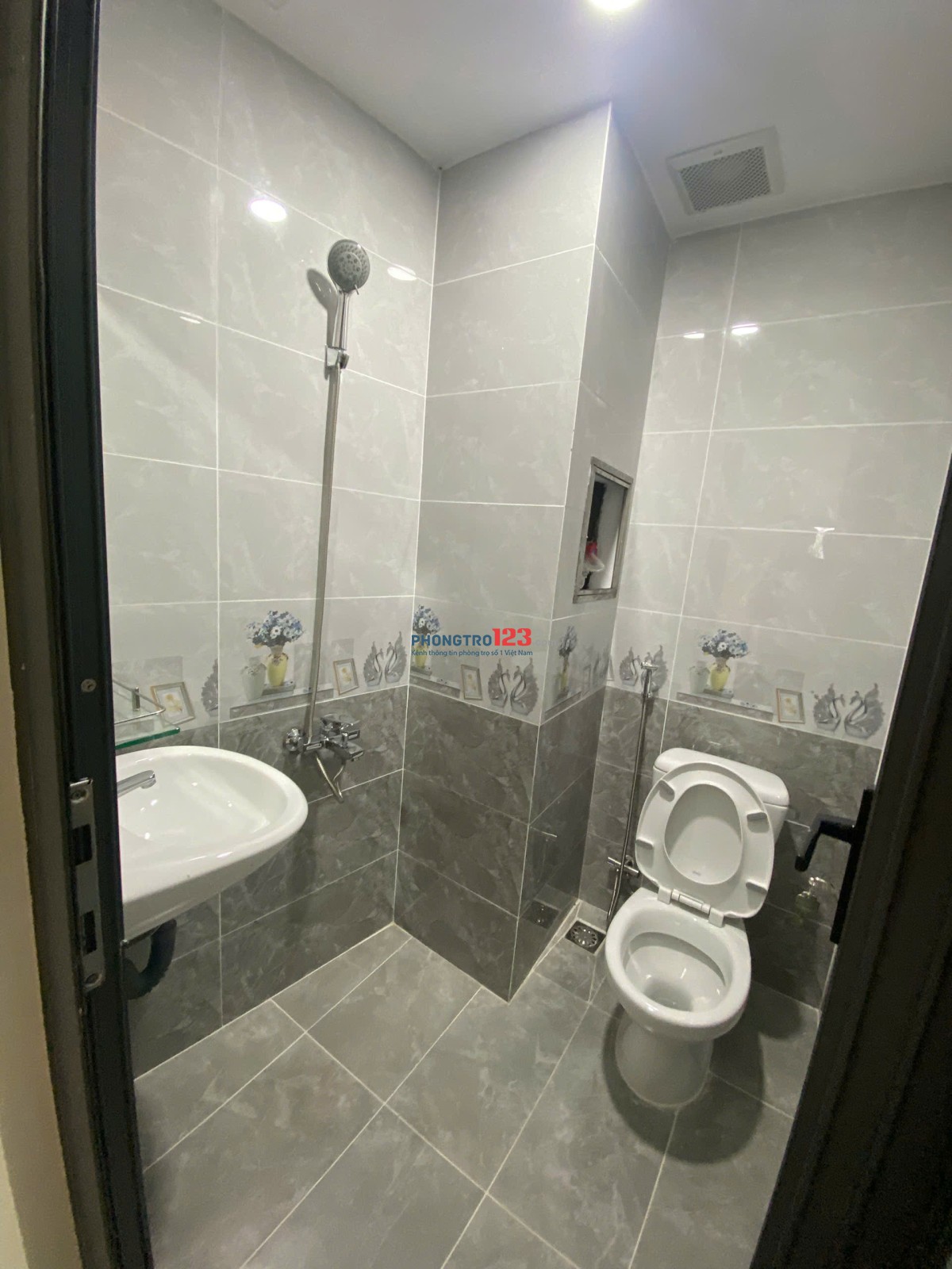 TRỌ BÌNH THẠNH GẦN NGÃ TƯ HÀNG XANH - 32m2 CỬA SỔ THOÁNG SÁNG - UNG VĂN KHIÊM - BÌNH THẠNH