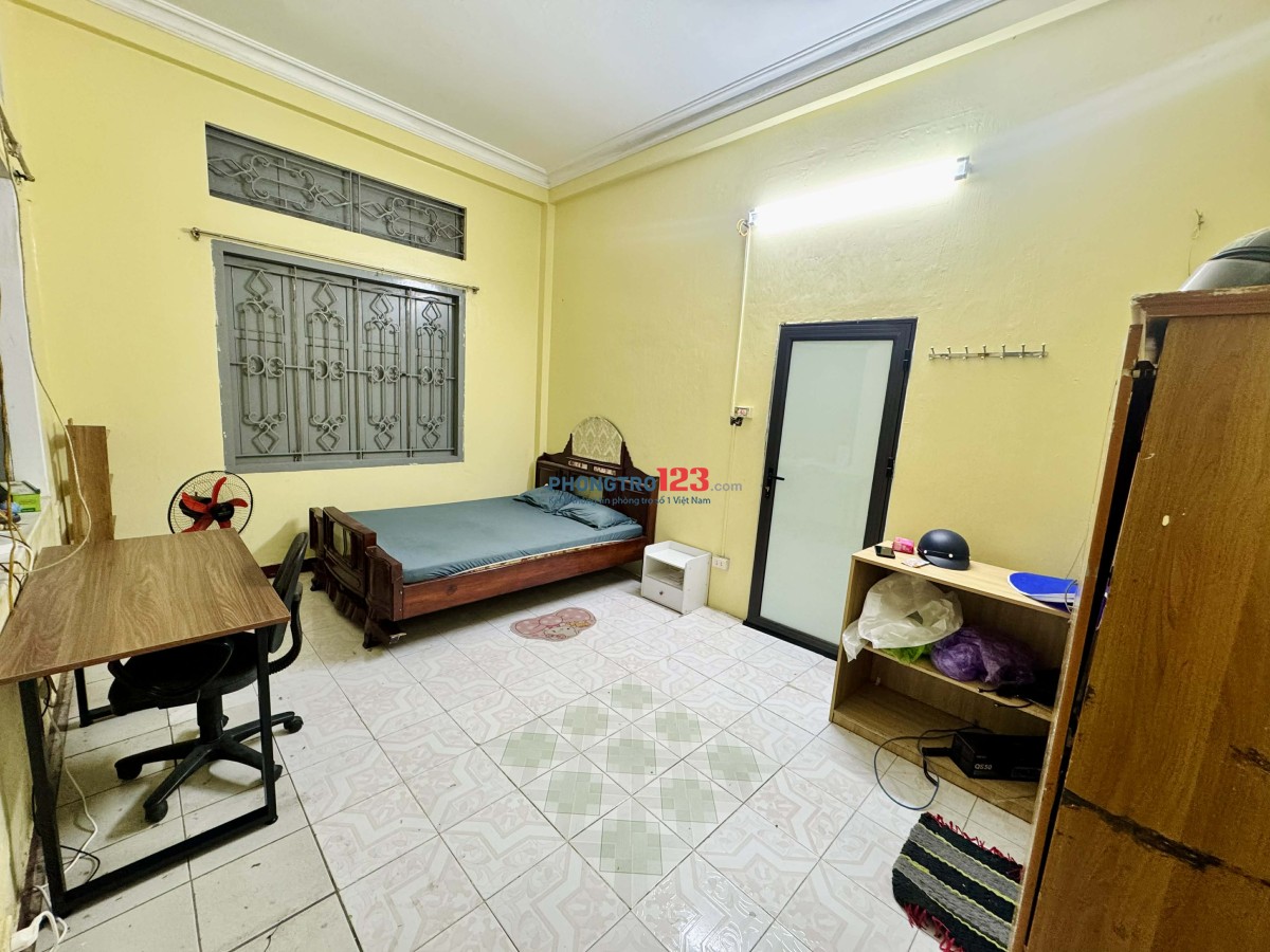 Cho thuê 2 phòng để ở có ban công rộng ngõ ô tô đỗ ở Tân Mai