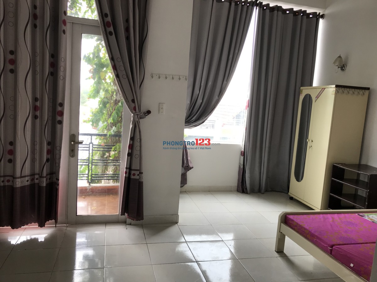 PHÒNG RẤT XINH SẠCH, CÓ CỬA SỔ , BAN CÔNG THÔNG THOÁNG NẮNG GIÓ , GIỜ TỰ DO.