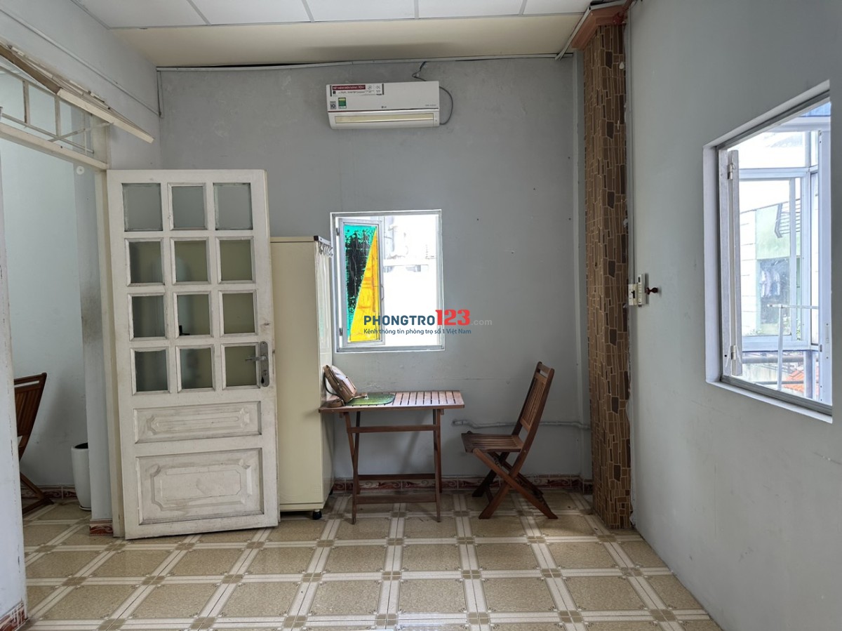 PHÒNG RẤT XINH SẠCH, CÓ CỬA SỔ , BAN CÔNG THÔNG THOÁNG NẮNG GIÓ , GIỜ TỰ DO.
