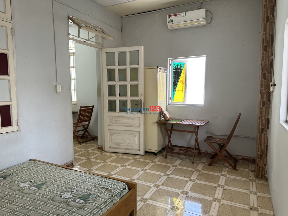 PHÒNG RẤT XINH SẠCH, CÓ CỬA SỔ , BAN CÔNG THÔNG THOÁNG NẮNG GIÓ , GIỜ TỰ DO.