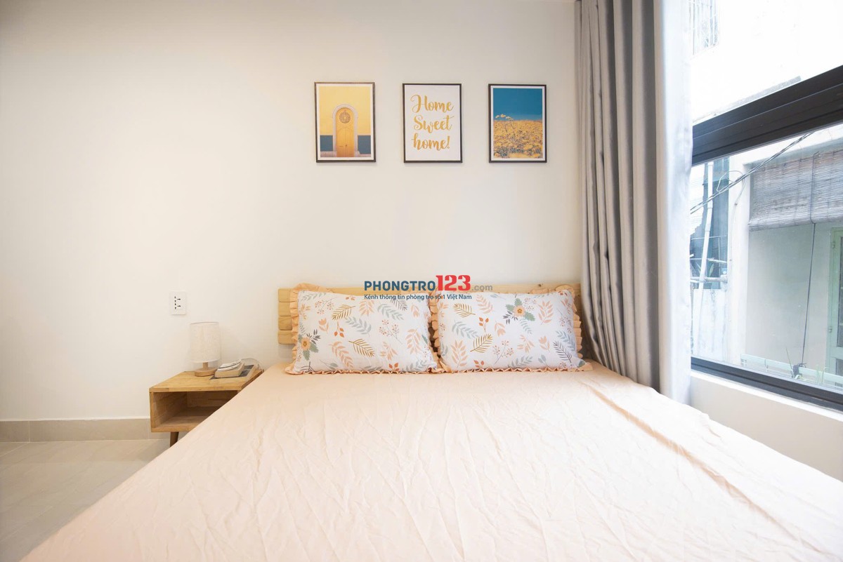 Cho thuê phòng đầy đủ nội thất, cửa sổ thoáng đầy ánh sáng gần Phan Xích Long giáp Q1, Q3.