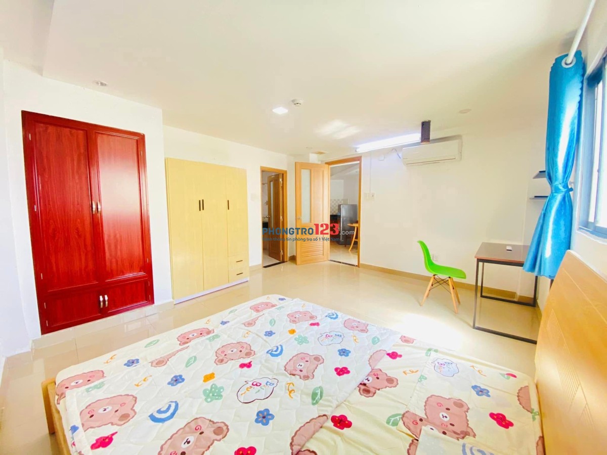 Phòng full nội thất cửa sổ thoáng