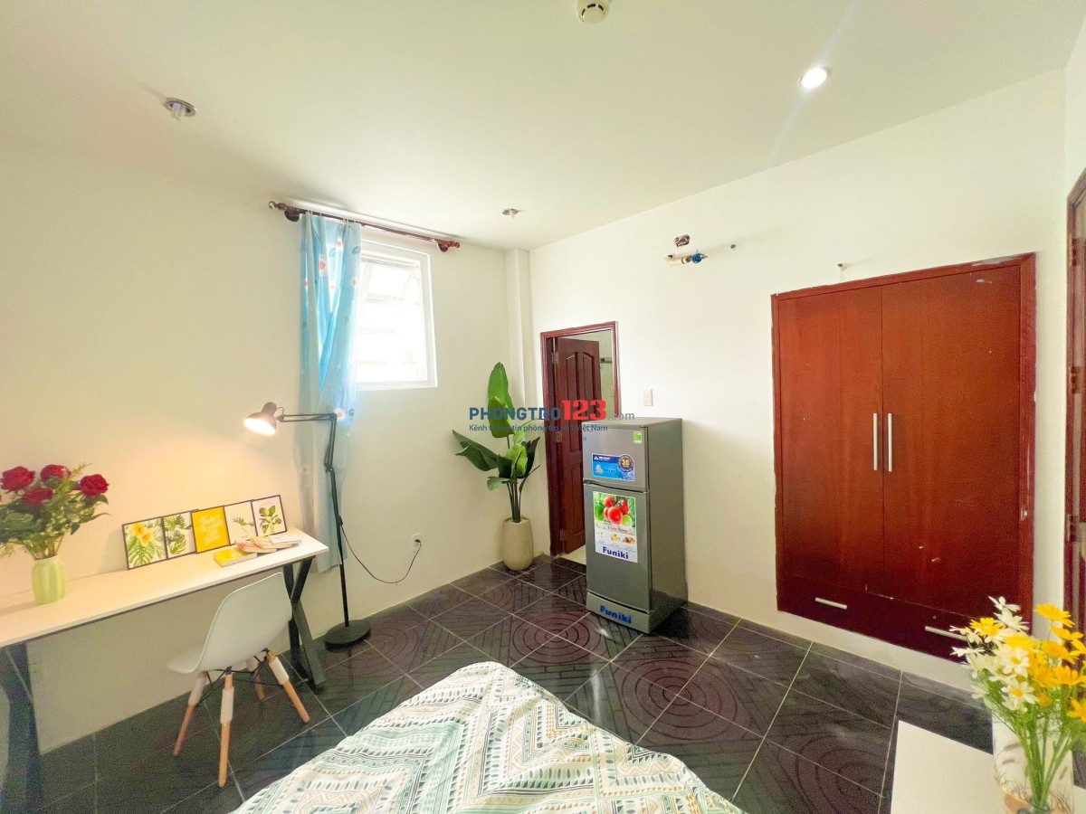 Phòng full nội thất cửa sổ thoáng