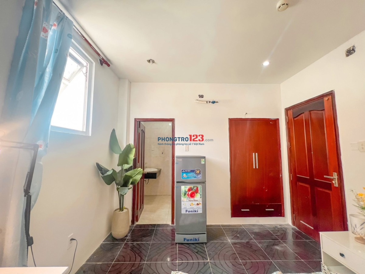 Phòng full nội thất cửa sổ thoáng