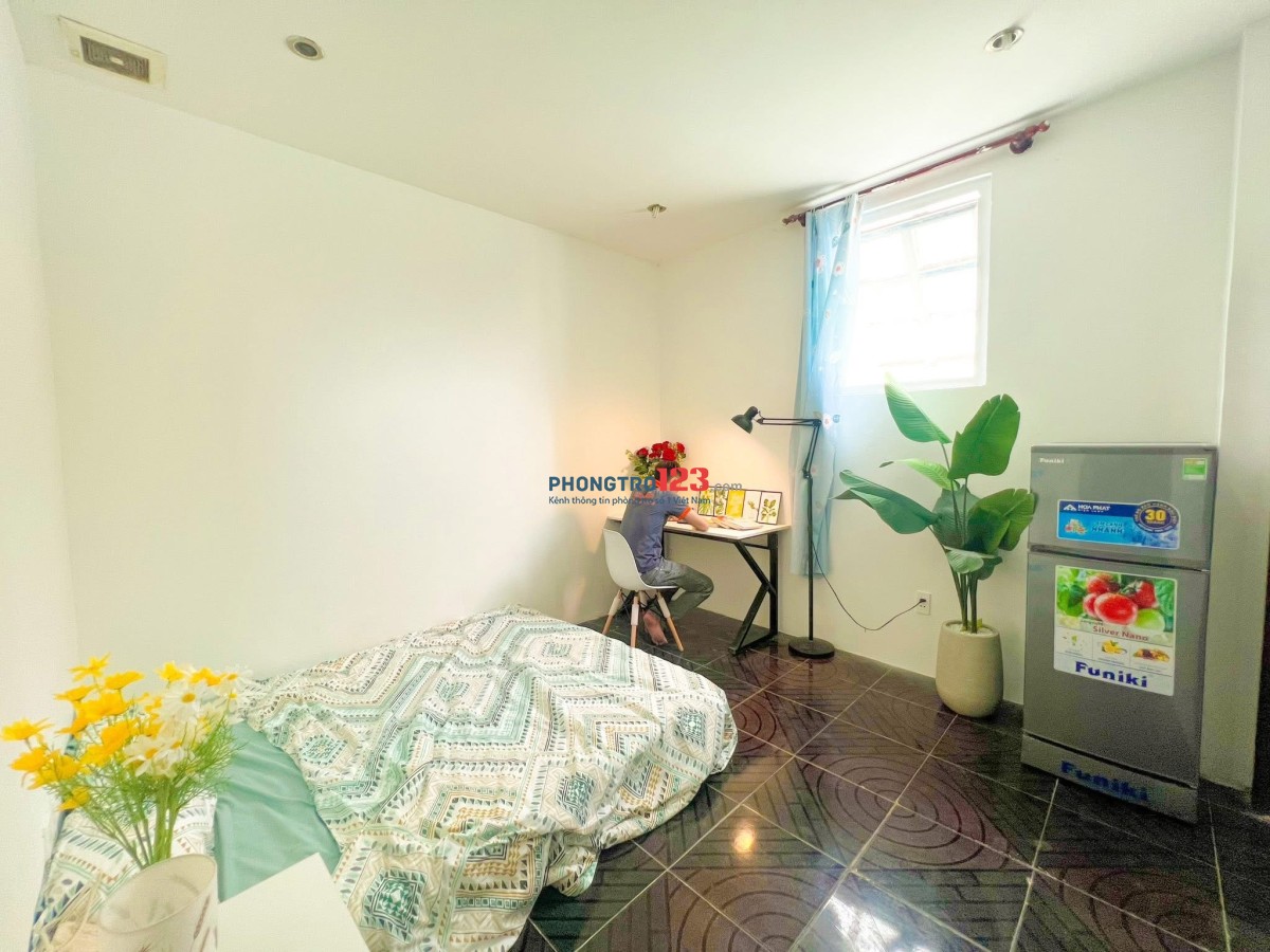 Phòng full nội thất cửa sổ thoáng