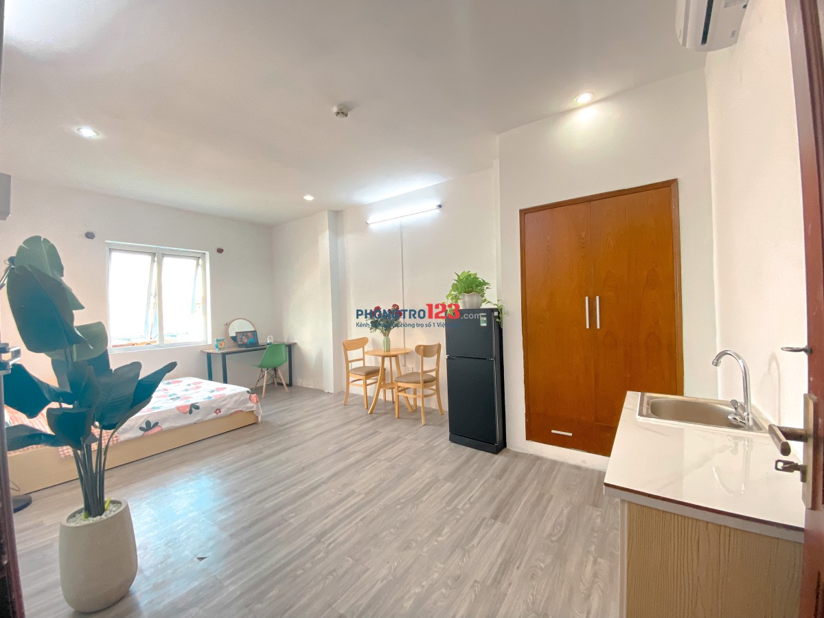 Phòng full nội thất cửa sổ thoáng