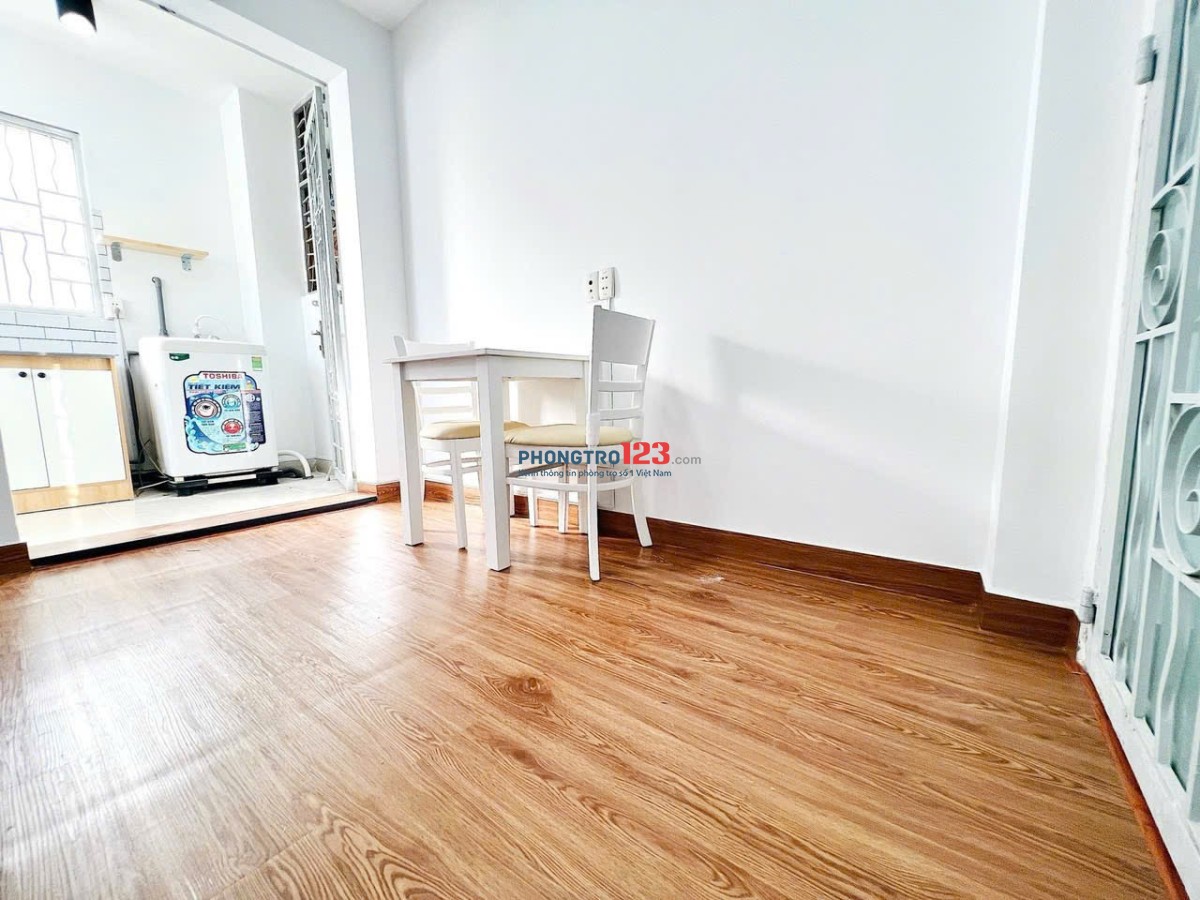 Cho Thuê Phòng rộng 35m2 Tách bếp đường Nguyễn Gia Trí, Bình Thạnh gần ngã tư hàng xanh giá rẻ