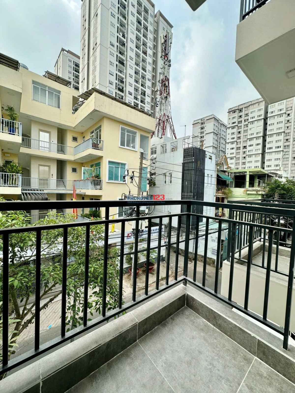 Cho thuê phòng ban công, đầy đủ nội thất, gần ngã tư hàng xanh giáp quận 1, Phú Nhuận