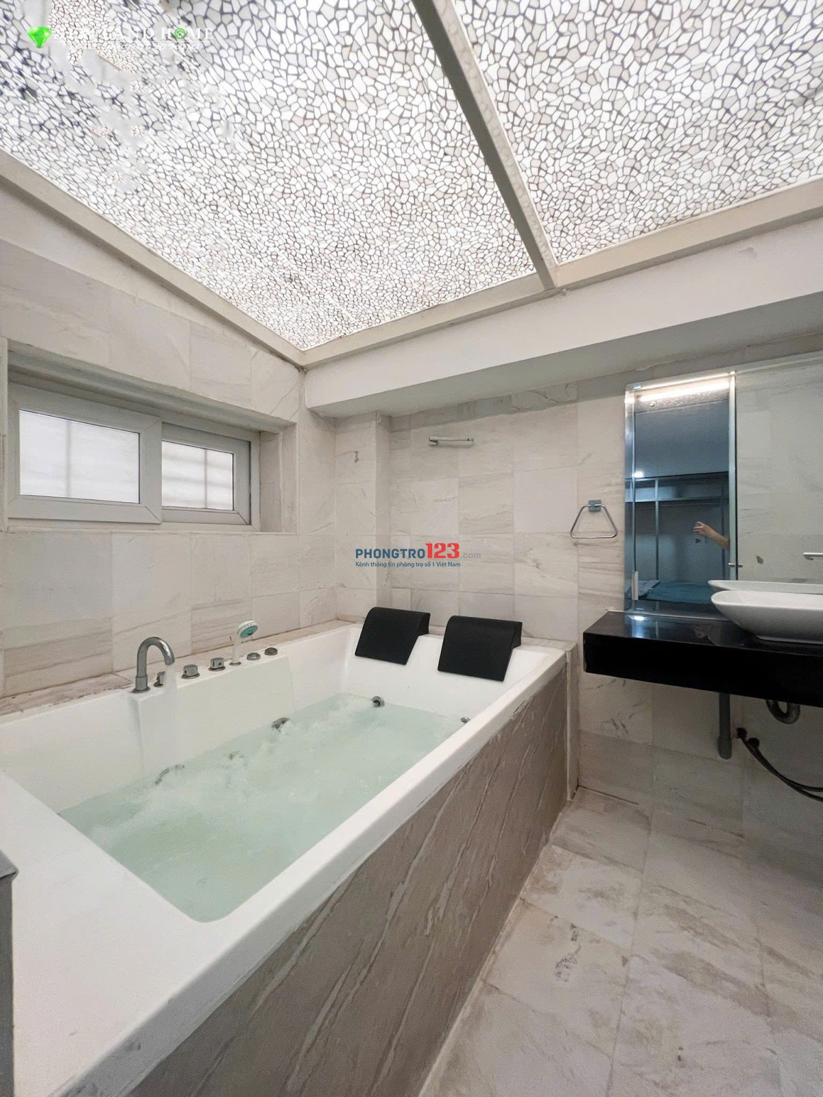 Căn hộ ban công,cửa sổ rộng full nội thất đường HQViệt q7,gần HTPhat,trường qte Canada,Phú Mỹ Hưng