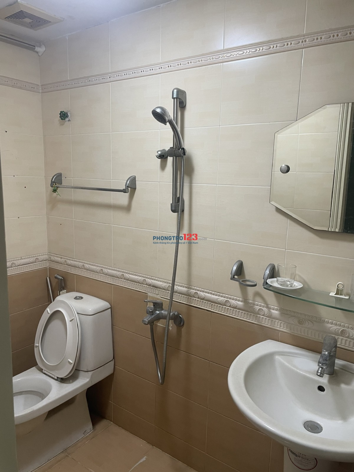 Cho thuê nhà nguyên căn tại ngõ 639 Hoàng Hoa Thám, Ba Đình. Vừa ở vừa kinh doanh. Chỉ 14tr