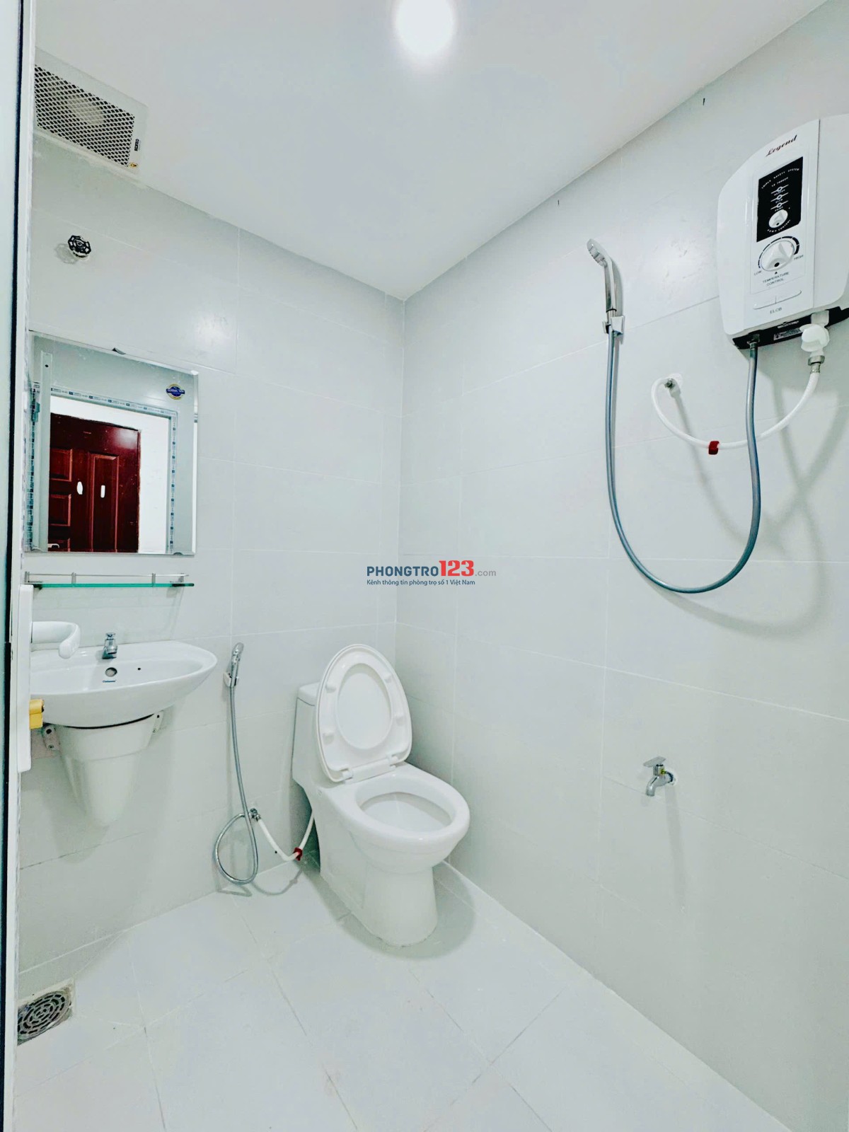 CHO THUÊ PHÒNG BAN CÔNG LỚN NGAY HUỲNH VĂN BÁNH, PHÚ NHUẬN GIÁP QUẬN 3 CÓ MÁY GIẶT RIÊNG, GIÁ RẺ