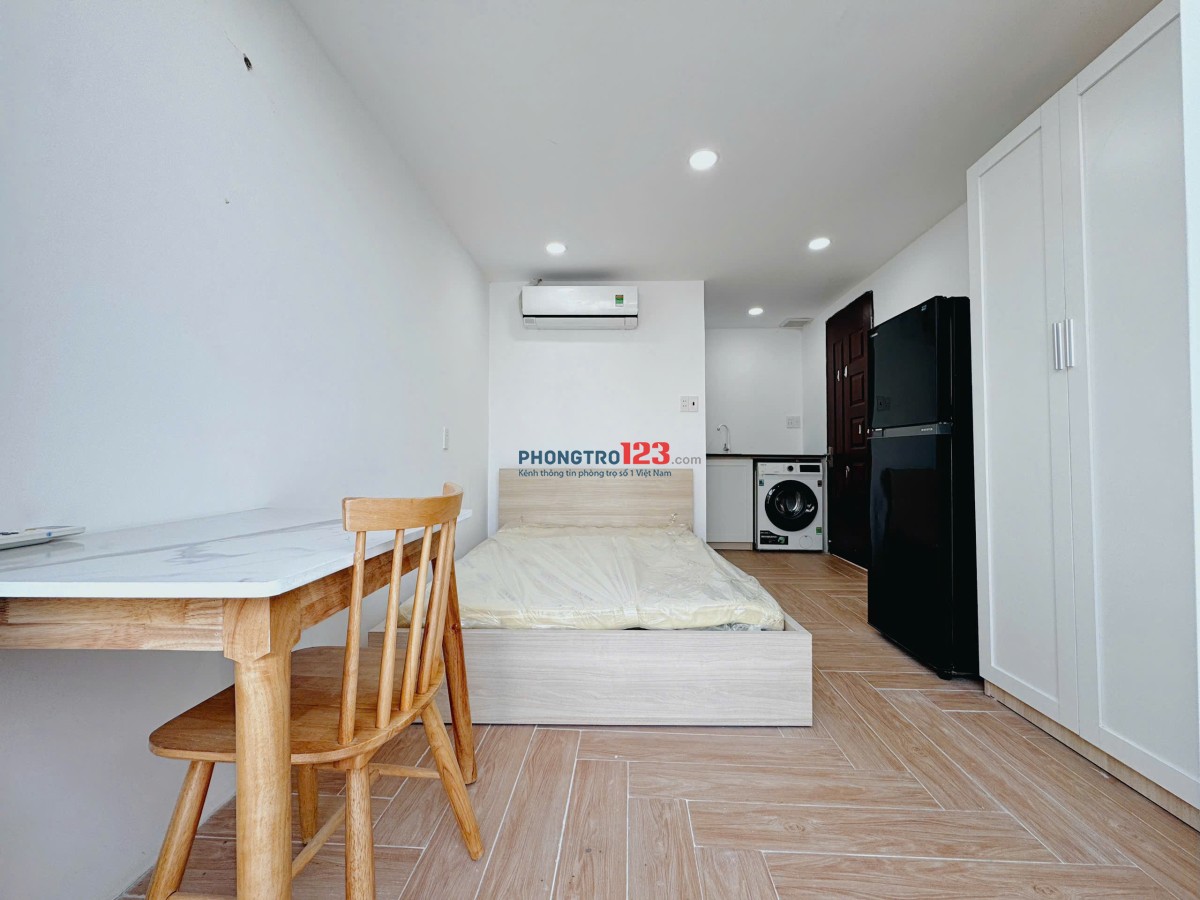 CHO THUÊ PHÒNG BAN CÔNG LỚN NGAY HUỲNH VĂN BÁNH, PHÚ NHUẬN GIÁP QUẬN 3 CÓ MÁY GIẶT RIÊNG, GIÁ RẺ