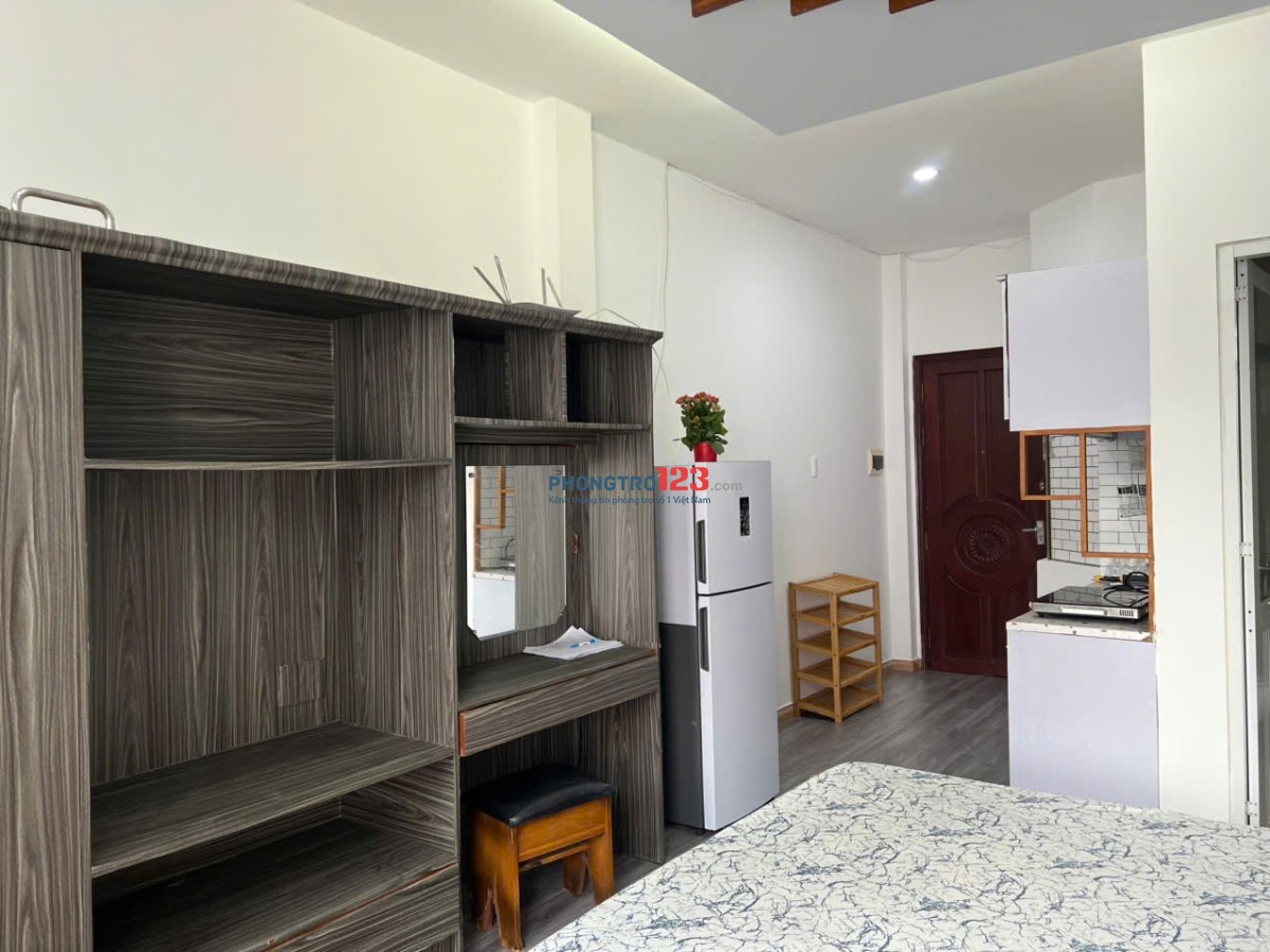 Cho thuê phòng cửa sổ thoáng, đầy đủ nội thất gần hàng xanh giáp quận 1 quận 2