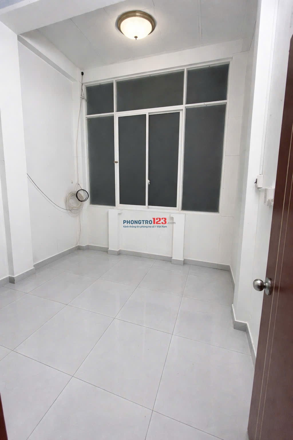 PHÒNG CỬA SỔ, BAN CÔNG ĐỐI DIỆN CHỢ HẠNH THÔNG TÂY, SÁT CÔNG VIÊN LÀNG HOA