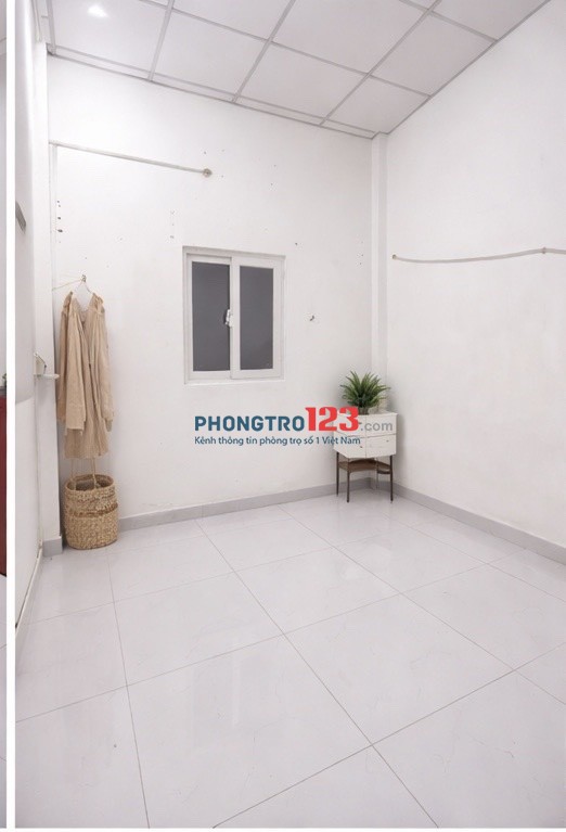 PHÒNG CỬA SỔ, BAN CÔNG ĐỐI DIỆN CHỢ HẠNH THÔNG TÂY, SÁT CÔNG VIÊN LÀNG HOA