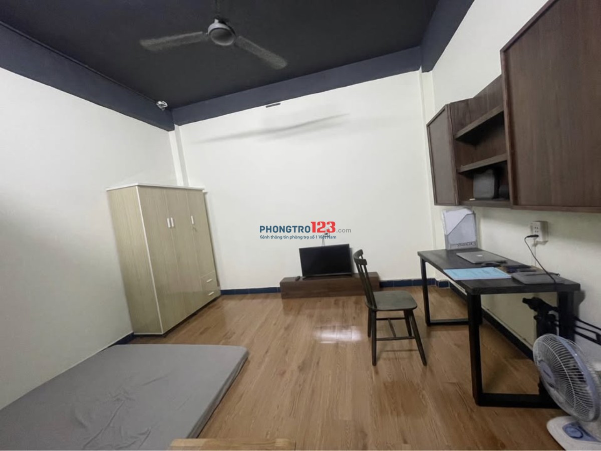 Cho thuê Phòng lớn mặt tiền Bàu Cát Tân Bình (4mx15)1PN,1phòng khách,ban công,wc- Sẵn điều hoà - nhà