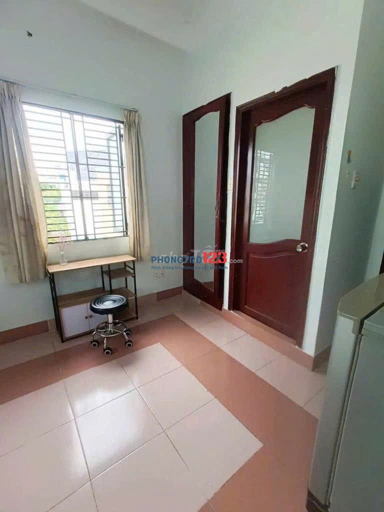 P.07 giá 4tr5 20m2 , 2 cửa sổ nắng đẹp. Nhà mặt tiền 303 Lê Quang Định