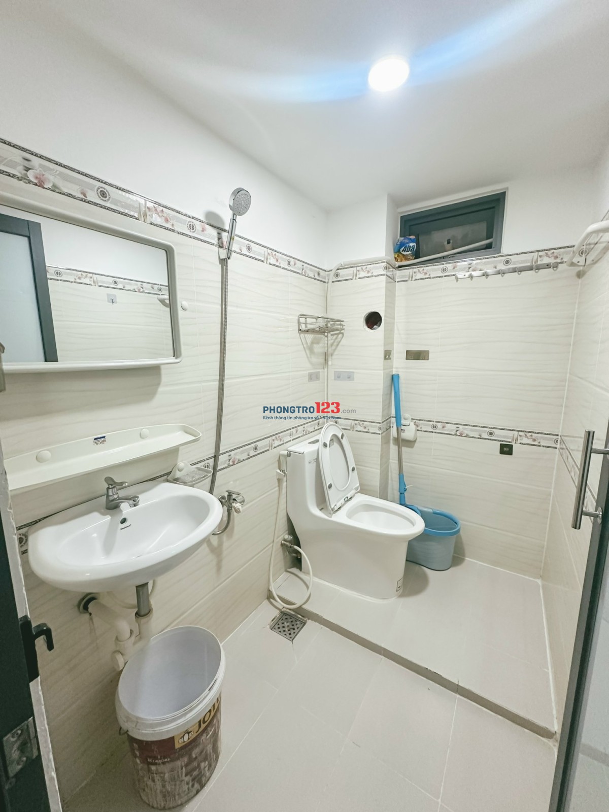 Phòng trọ 25m2 sẵn máy lạnh tủ lạnh bếp ngay chợ Hoàng Hoa Thám Tân Bình