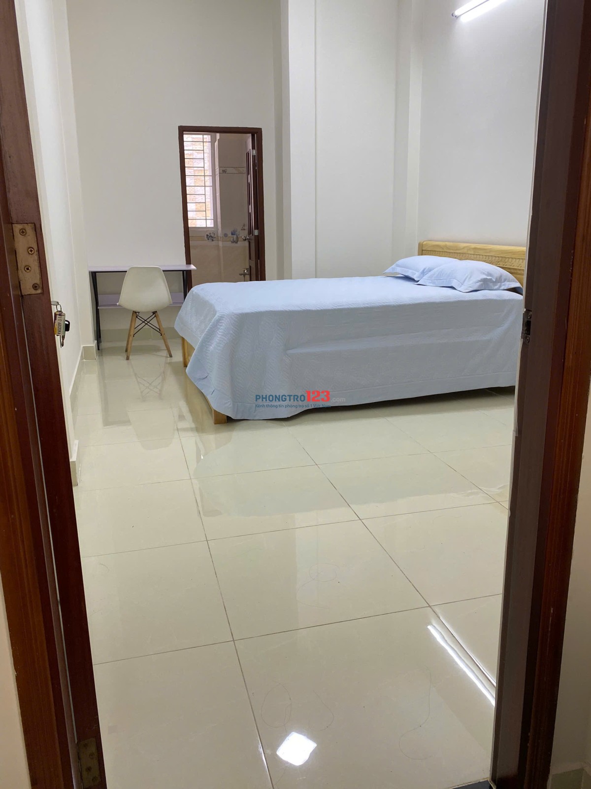 PHÒNG LẦU 1 CHO THUÊ Đ. ĐIỆN BIÊN PHỦ GIÁP VÒNG XOAY NGUYỄN BĨNH KHIÊM MỚI. CỬA SỔ ĐÓN NẮNG