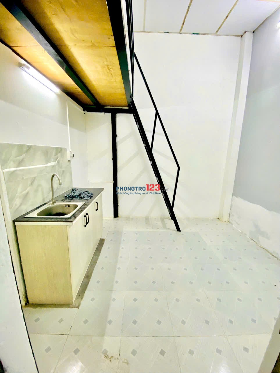 Phòng Trệt có Gác, Máy Lạnh, FREE XE - Đường C1 Phạm Hùng