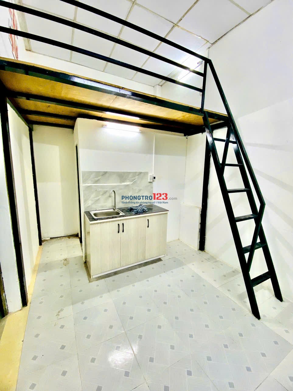 Phòng Trệt có Gác, Máy Lạnh, FREE XE - Đường C1 Phạm Hùng