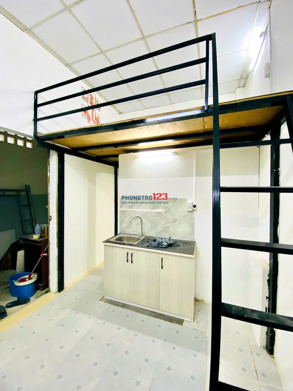 Phòng Trệt có Gác, Máy Lạnh, FREE XE - Đường C1 Phạm Hùng