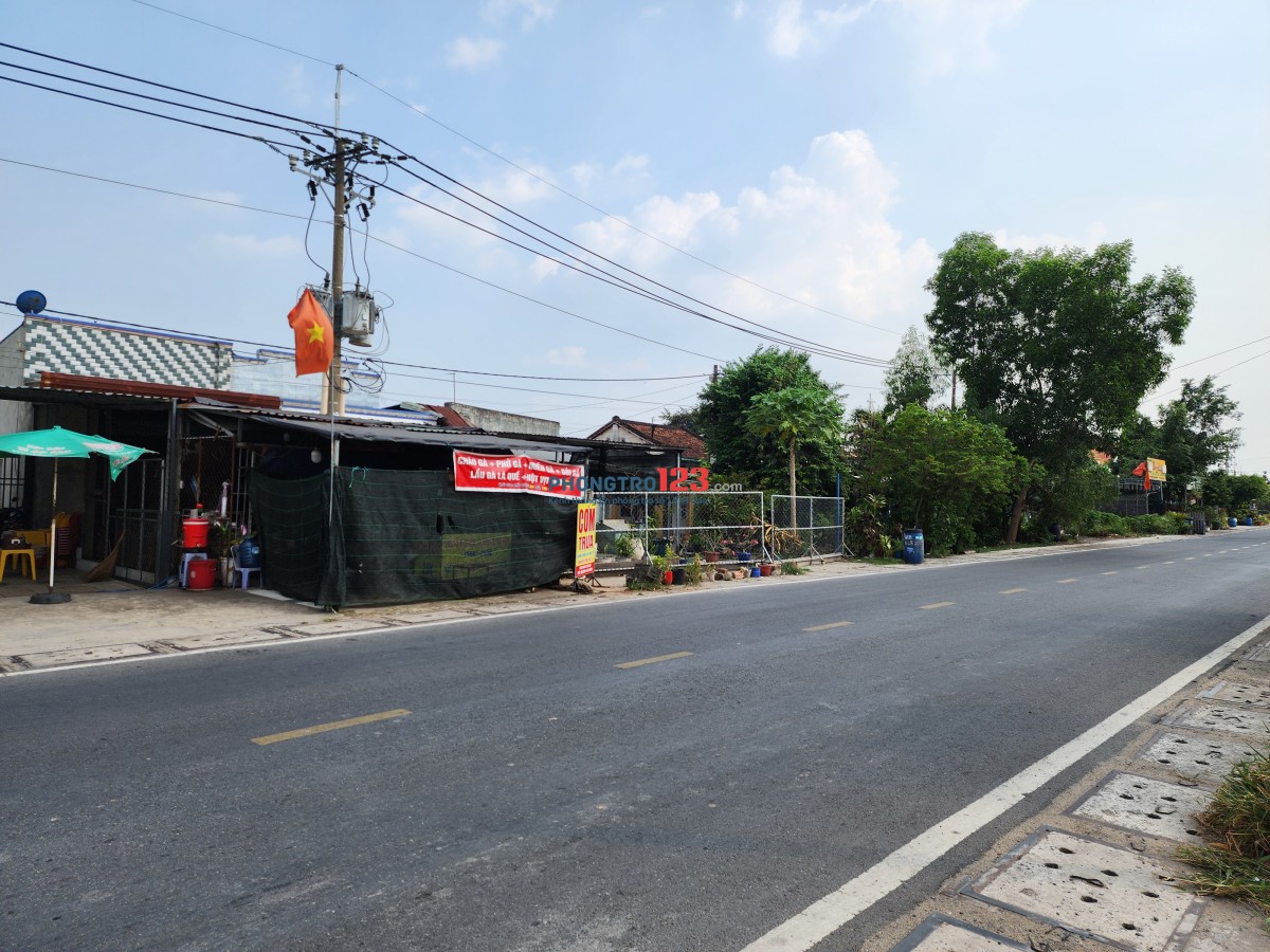 Nhà cho thuê, mặt tiền nhựa lớn rộng 16m, phía trái và phải đều cách chợ 2Km